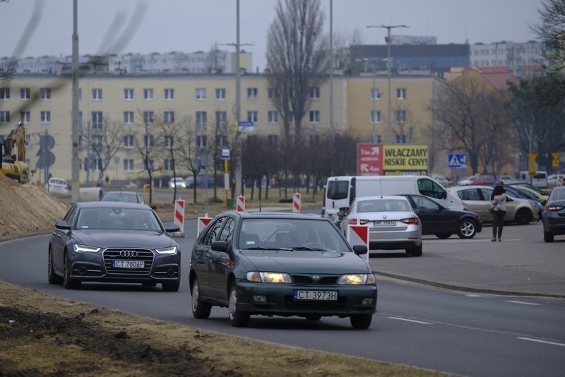 Dzisiaj (03/04) ruszyły konkretne prace na przebudowie placu...