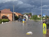 Kazimierza Wielka pod wodą. Zalane ulice, place, podtopione podwórka i budynki, powódź na budowie obwodnicy [NOWE ZDJĘCIA]