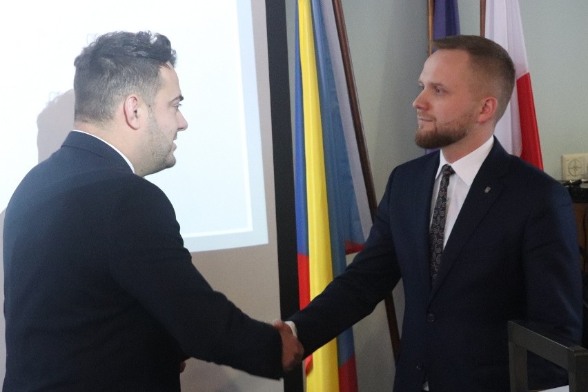 Prezydent Mariusz Chrzanowski gratuluje nowemu zastępcy...