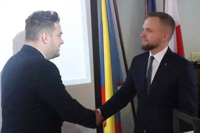 Prezydent Mariusz Chrzanowski gratuluje nowemu zastępcy prezydenta Piotrowi Serdyńskiemu (Obywatelski Klub Samorządowy).