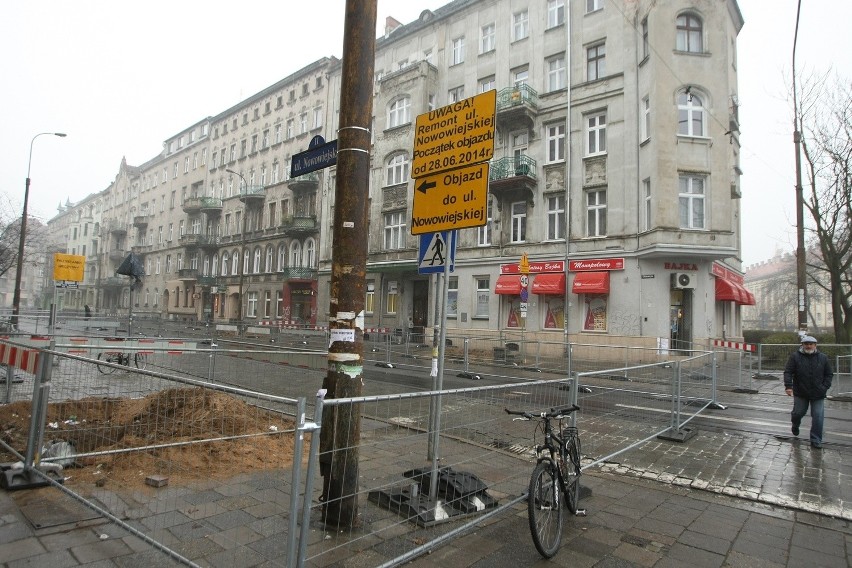 Zamknęli ulicę Nowowiejską. Samochody nie wjadą, a piesi idą jak przez labirytnt (ZDJĘCIA, MAPA)