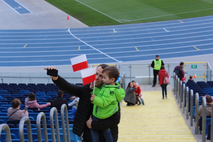 Święto Niepodległości na Stadionie Śląskim. Tłumy ludzi z polskimi flagami i pokaz laserów ZDJĘCIA + WIDEO