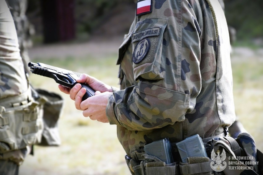 Żołnierze Wojsk Obrony Terytorialnej w Radomiu ćwiczyli strzelanie z karabinków Grot i pistoletów VIS. Zobacz zdjęcia