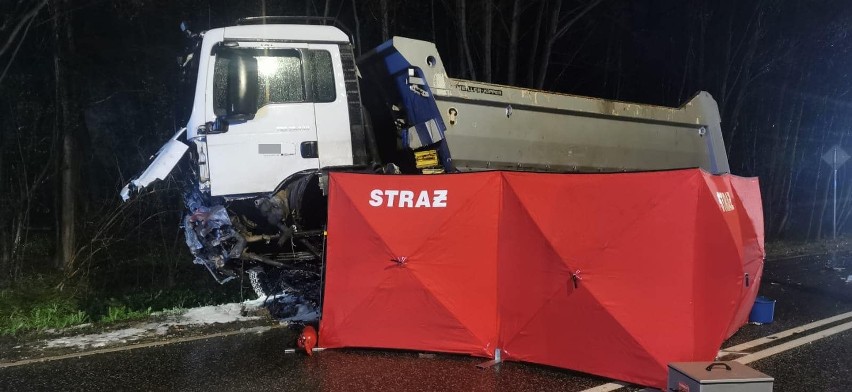 Dramatyczny wypadek na trasie w Starej Słupi! BMW zderzyło się z ciężarówką. Nie żyją cztery osoby