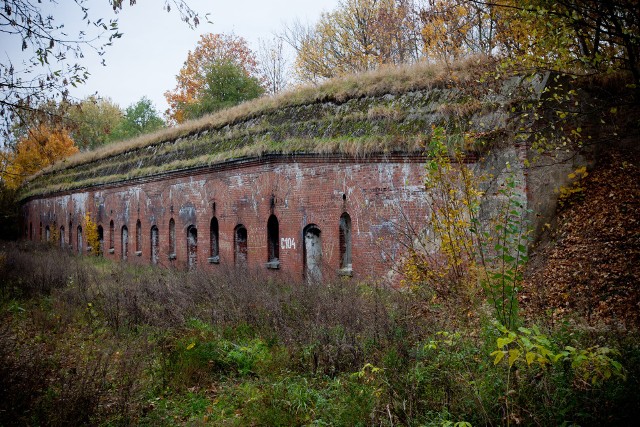 Fort X został zbudowany na przełomie lat 80. i 90. XIX wieku. Składa się z jednego długiego schronu, jest częściowo otoczony fosą. Podczas środowego wykładu w Muzeum Twierdzy Toruń zostanie wyjaśnione, dlaczego obiekt został zaliczony do fortów, chociaż fortem nie jest