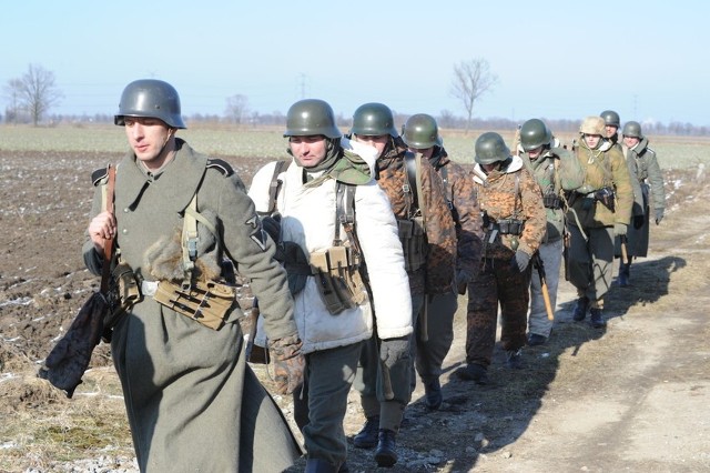 - Trzymamy się daleko o jakiekolwiek ideologii czy polityki, jesteśmy grupą osób interesujących się historią, dla której rekonstrukcja to odskocznia od codziennego życia, które każdy z nas ma - podkreślają członkowie grupy.