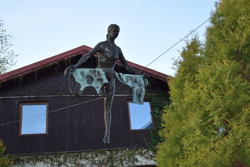 Tomaszowice. Parkowe rzeźby nie tylko stoją wśród zieleni, ale też "fruwają" nad głowami