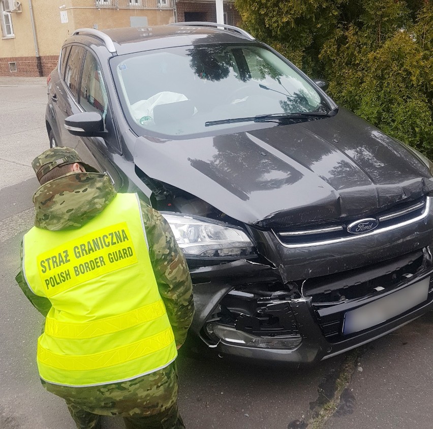 Transgraniczny pościg za skradzionym fordem w Kołbaskowie. Złodziej porzucił auto i w nogi