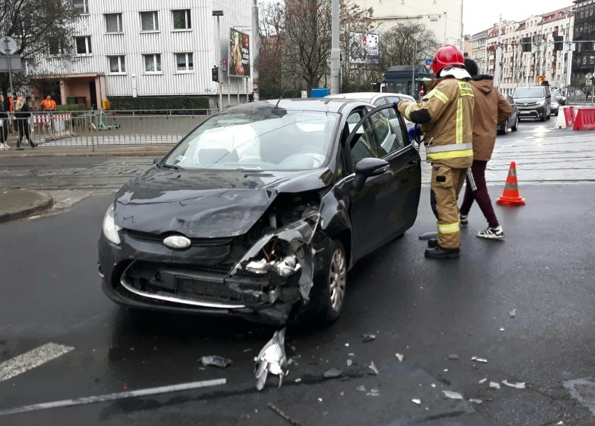 Opel uderzył w ścianę budynku, kierowca i pasażer uciekli