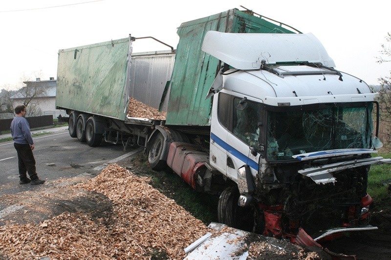 TIR blokował DK nr 9 w Tarnowskiej Woli [ZDJĘCIA]