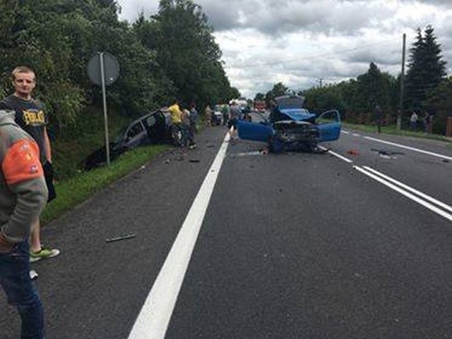 Na Drodze Krajowej nr 10 w miejscowości Głogowo (pow. toruński) zderzyły się dwa samochody osobowe. Jezdnia jest zablokowana. Na miejscu pracują służby.