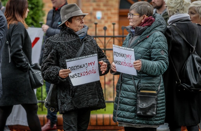 Protest w sprawie abp. Sławoja Leszka Głódzia. Wierni przyszli pod siedzibę gdańskiej kurii z transparentami "Odzyskajmy nasz Kościół"