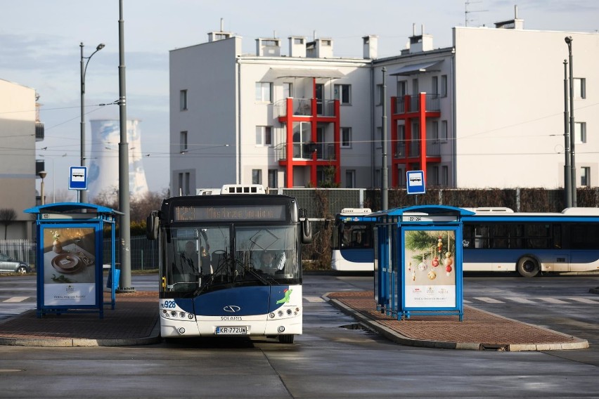 Kraków. Agresywny mężczyzna próbował pobić motorniczego. Potem zrzucił z roweru przejeżdżającą obok dziewczynę