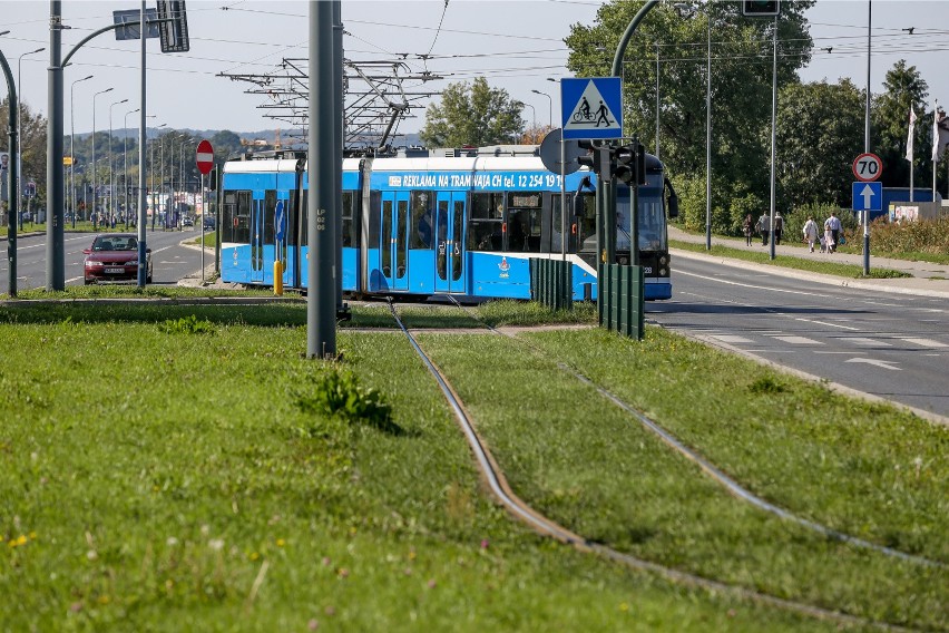 Kraków. Agresywny mężczyzna próbował pobić motorniczego. Potem zrzucił z roweru przejeżdżającą obok dziewczynę