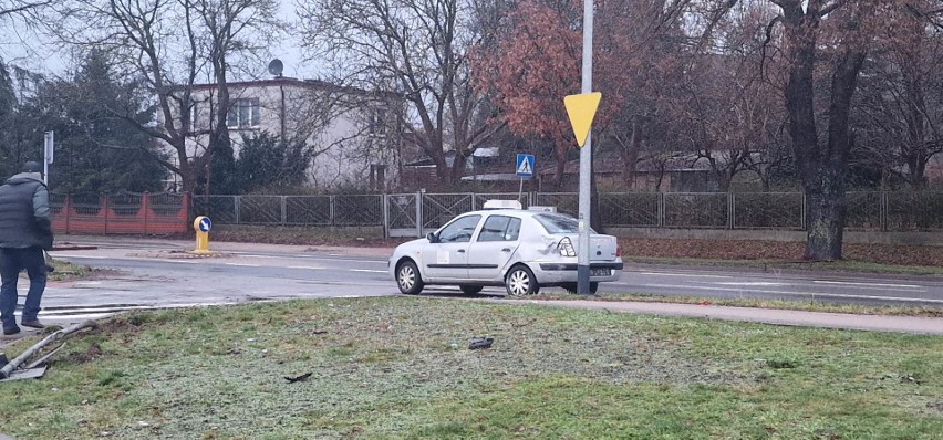 Kolizja na ulicy Zwycięstwa w Koszalinie. Kierowca toyoty uciekł [ZDJĘCIA]