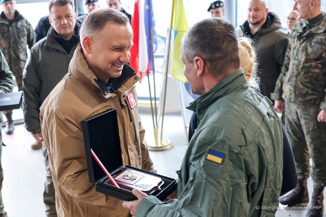 Prezydent Andrzej Duda wśród ukraińskich żołnierzy w Świętoszowie