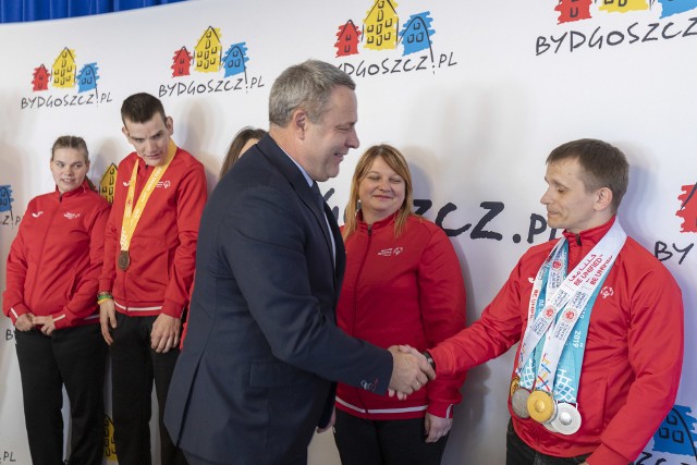 Bydgoscy uczestnicy XV Światowych Letnich Igrzysk Olimpiad Specjalnych w Abu Dhabi na spotkaniu w ratuszu z prezydentem Bydgoszczy Rafałem Bruskim.