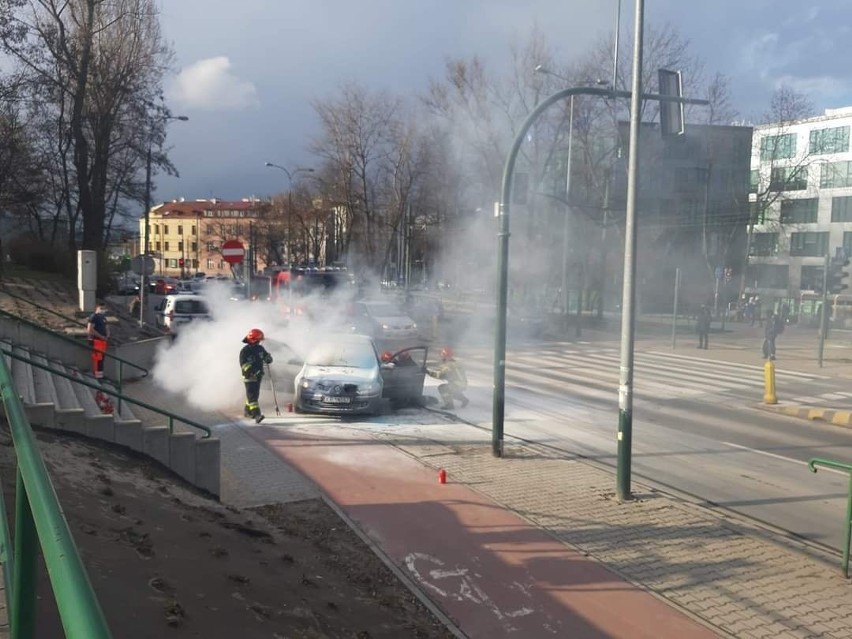 Pożar samochodu w Krakowie na ul. Wielickiej, przy Cmentarzu...