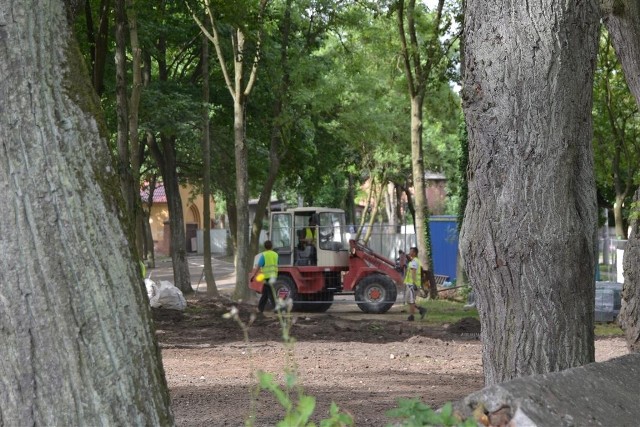 Teren budowy jest ogrodzony i pilnowany przez firmę ochroniarską. Projekt wywołuje duże emocje