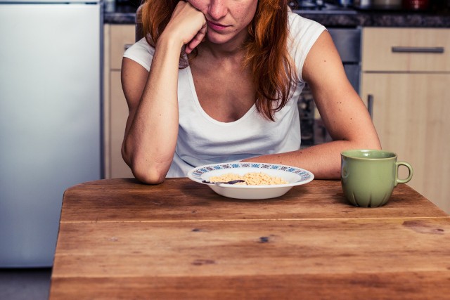 Żywienie w depresji bywa wyzwaniem, ale warto o nie zadbać, gdyż odpowiednia dieta może wpłynąć na samopoczucie.