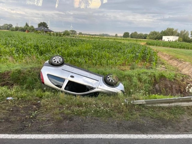 21-latek tłumaczył się, że w pewnym momencie na drogę wbiegła mu sarna. Chcąc uniknąć zderzenia ze zwierzęciem zaczął gwałtowanie hamować i stracił panowaniem na samochodem. Po czym wjechał do rowu, pojazd przewrócił się na dach.