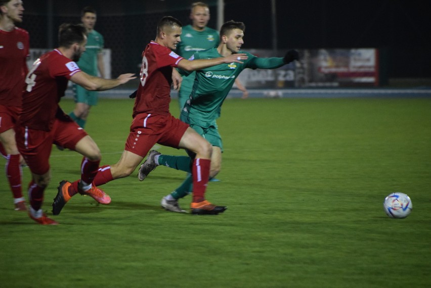 Dramatyczny mecz Warty Sieradz z Unią Skierniewice. Trzy gole i czerwona kartka ZDJĘCIA