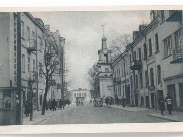 Ulica Kilińskiego w 1938 r. Po lewej stronie kiosk. Ze zbiorów Muzeum Podlaskiego w Białymstoku.