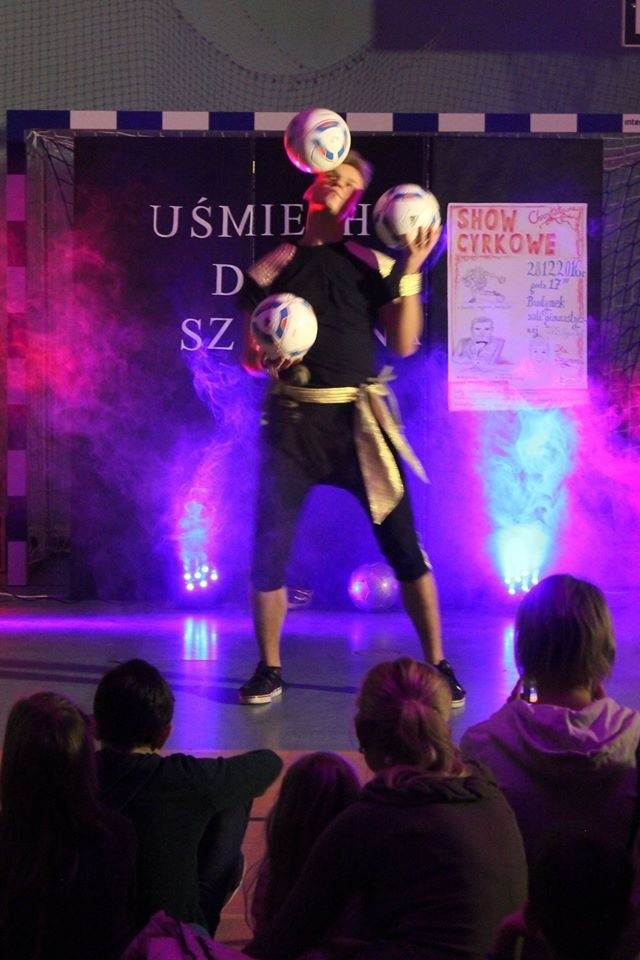 Żonglerzy, szczudlarze, magik z grupy "Art Show" wystąpili podczas  "Cyrkowego show" na rzecz  Szymona Wojtasia w Kijewie Królewskim.