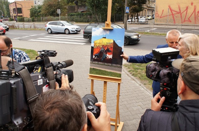 Mural prezentujący Kazimierza Konradowica, księcia kujawskiego inowrocławianie będą mogli podziwiać już na początku października br. Ścienne malowidło, prezentujące księcia na koniu, w tle z panoramą średniowiecznego Inowrocławia opra z elementami nawiązującymi do solnych tradycji miasta, powstanie na na miejskiej kamienicy przy ul. Hoyera 16, której szczytowa ściana zwrócona jest w stroną ul Staszica i kościoła św. Mikołaja. - Były dyskusje, jak upamiętnić księcia. Pojawiały się różne propozycje, między innymi budowy pomnika. Doszliśmy do wniosku, że najlepszy będzie mural. Nie bez powodu wybraliśmy właśnie ten budynek. Znajduje się on przy jednej z najbardziej uczęszczanych ulic miasta, na szlaku wycieczek turystycznych odwiedzających nasze miasto, w miejscu historycznym, gdzie przed wiekami biegły mury miejskie - podkreśla prezydent Ryszard Brejza. Autorem muralu jest Marcin Fołada. Artysta plastyk przygotował kilka koncepcji namalowania wielkiego ściennego obrazu. Prezydent przypomniał, że wybór padł na projekt, który nawiązuje do tradycji i nowoczesności miasta. Mural będzie symbolem zmieniającego się Inowrocławia. Ma być gotowy już pierwszego października. Zaś na przełomie października i listopada zostanie zamontowane tam oświetlenie, dzięki któremu ścienne malowidło eksponowane będzie po zmroku.