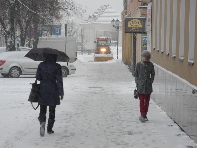 Pogoda. Białystok zmaga się ze śniegiem.