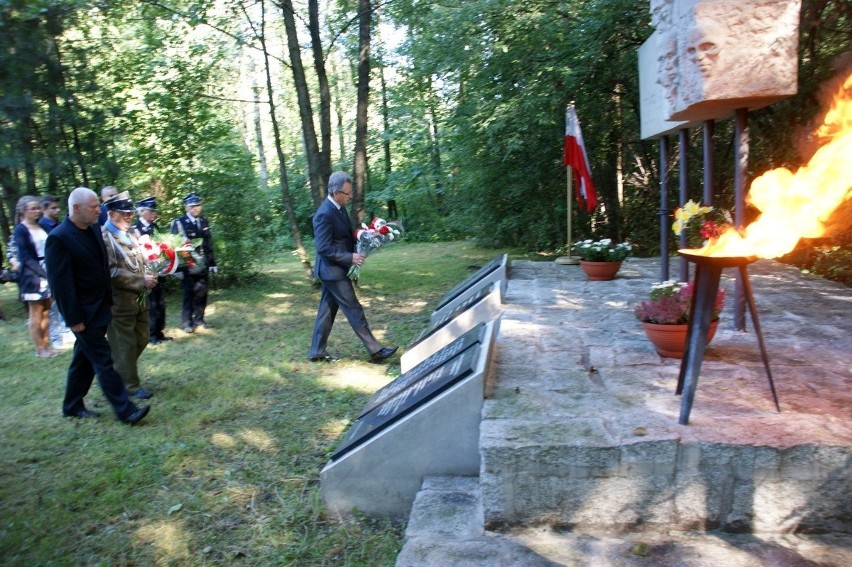 Pod pomnikiem Ofiar Faszyzmu w Chełmku uczcili pamięć poległych w czasie II wojny światowej