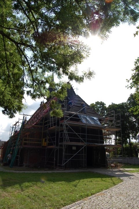 Remont dachu kościoła w Orlowie