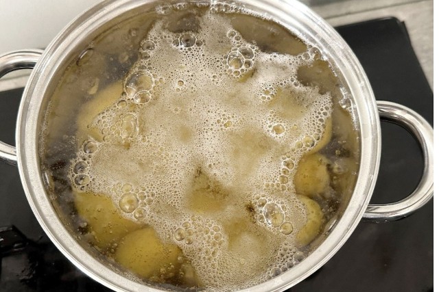 Gotowanie młodych ziemniaków różni się od starszych bulw. Ważna jest temperatura wody oraz czas gotowania.