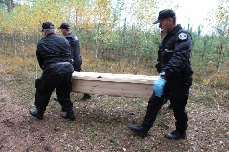 W lesie koło Konina odkryto porzucone trumny ze zwłokami