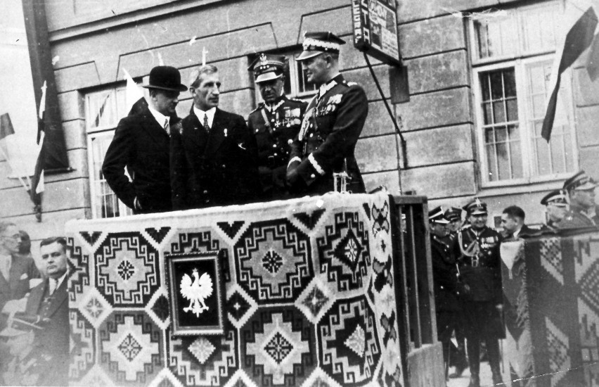 Trybuna przy poczcie lubelskiej. Obchody 3 Maja 1938 roku....