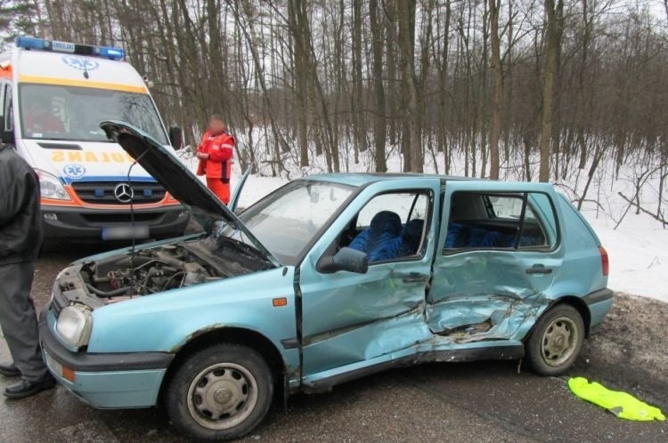 Plewki. Wypadek kierowcy golfa. Wjechał przed nissana (zdjęcia)