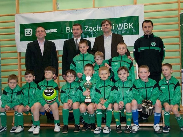 Nasz zwycięski zespół wraz z Dariuszem Dziekanowskim (w górnym rzędzie drugi od prawej).