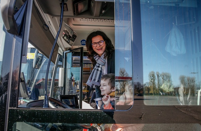 Partia 46 nowych autobusów od Mercedesa dotarła do Gdańska