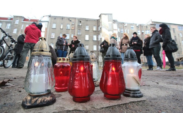Przy ul. Obrońców Stalingradu zebrali się przyjaciele Patryka, którzy zapalili świeczki ku jego pamięci.