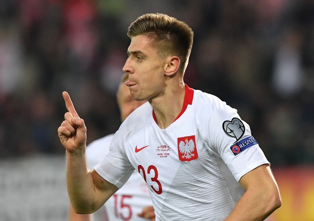 W niedzielę 24 marca reprezentacja Polski zagra o punkty el. Euro 2020 w spotkaniu z Łotwą. W ostatniej chwili z kadry meczowej wypadli obrońcy: Jan Bednarek, Bartosz Bereszyński i Marcin Kamiński. Jak zatem będzie wyglądała wyjściowa jedenastka Polaków?