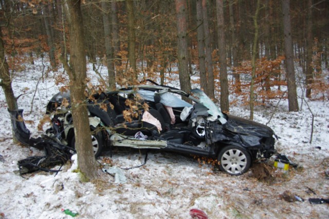 Około południa na drodze W-175 w okolicach Kiełpina doszło do tragicznego wypadku.Wskutek zderzenia z drzewem zginęła 55-letnia mieszkanka gminy Drawno, która kierowała samochodem osobowym marki Skoda Superb .