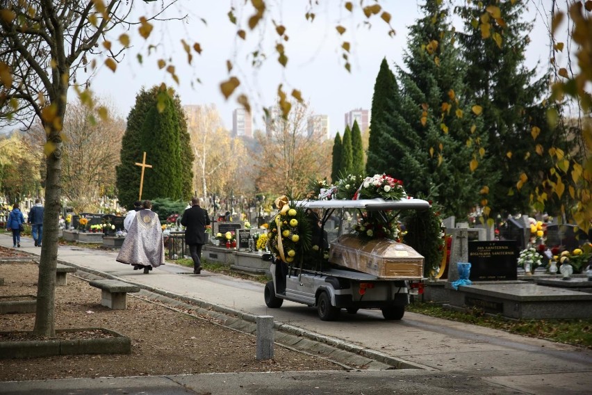 ZUS w Opolu wypłacił rekordową liczbę zasiłków pogrzebowych. Ponad 11 tysięcy świadczeń w 2020 roku. O 1600 więcej niż rok wcześniej