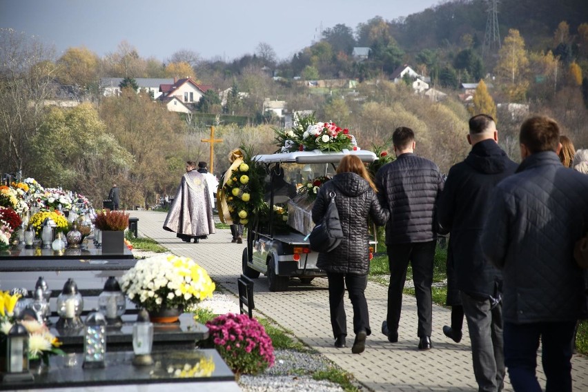 ZUS w Opolu wypłacił rekordową liczbę zasiłków pogrzebowych. Ponad 11 tysięcy świadczeń w 2020 roku. O 1600 więcej niż rok wcześniej