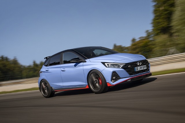 Hyundai i20 N Hyundai zaprezentował najnowszy sportowy model i20 N. Ten zbudowany do jazdy na torach wyścigowych hot-hatch, inspirowany jest rajdowym i20 WRC. Najnowszy model dołącza do i30 N i i30 Fastback N, pozostałych modeli z gamy N dostępnych w Europie.Fot. Hyundai