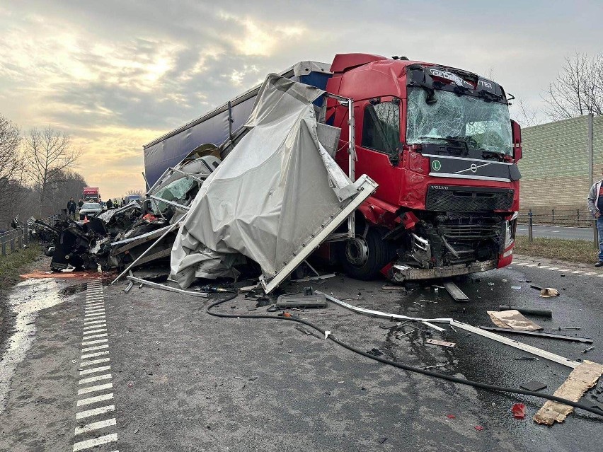 W wyniku zderzenia trzech pojazdów DK94 w stronę Katowic...