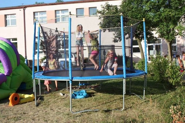 Dzieci szalały na całego skacząc na trampolinie