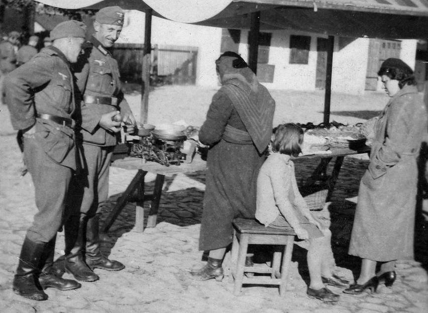 Niemieccy żołnierze podczas zakupów na jednym z targowisk