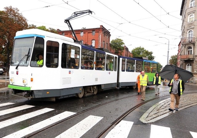 Tramwajem Tatra po zmodernizowanych torach.