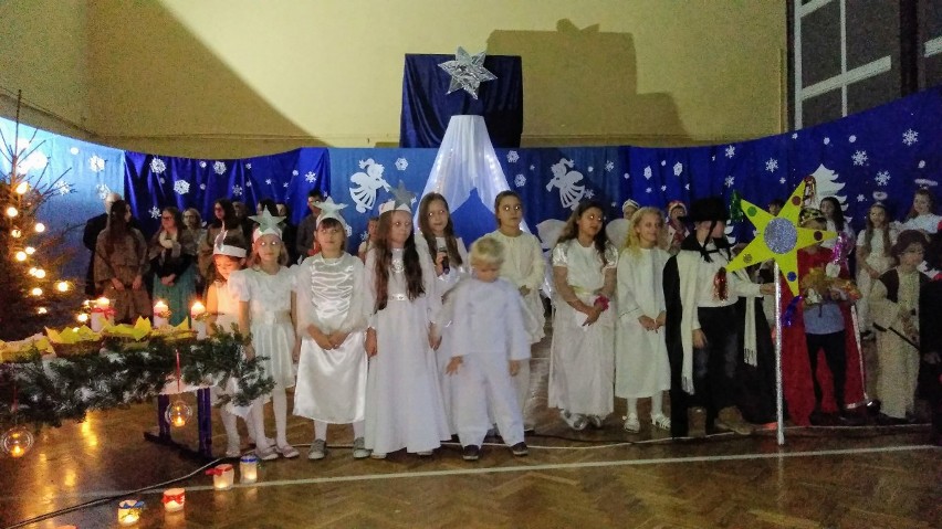 Boże Narodzenie w Kurzelowie. Wspólne śpiewanie kolęd i pastorałek, przepiękne dekoracje i stroje aktorów (ZDJĘCIA)