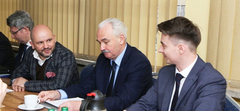 O inwestycjach drogowych i kolejowych na Ponidziu podczas spotkania członka Zarządu Województwa Mariusza Goska z burmistrzami i dyrektorami